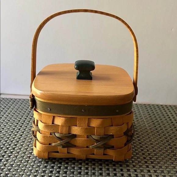 LAST CHANCE *Vintage LONGABERGER Christmas Basket w/ wood lid. - Picture 4 of 8